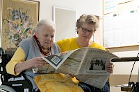 Soziale Betreuung: Unterstützung beim Zeitunglesen