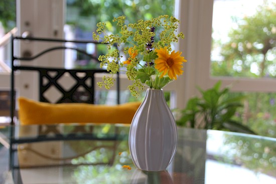 Stets frischer Blumenschmuck auf den Tischen